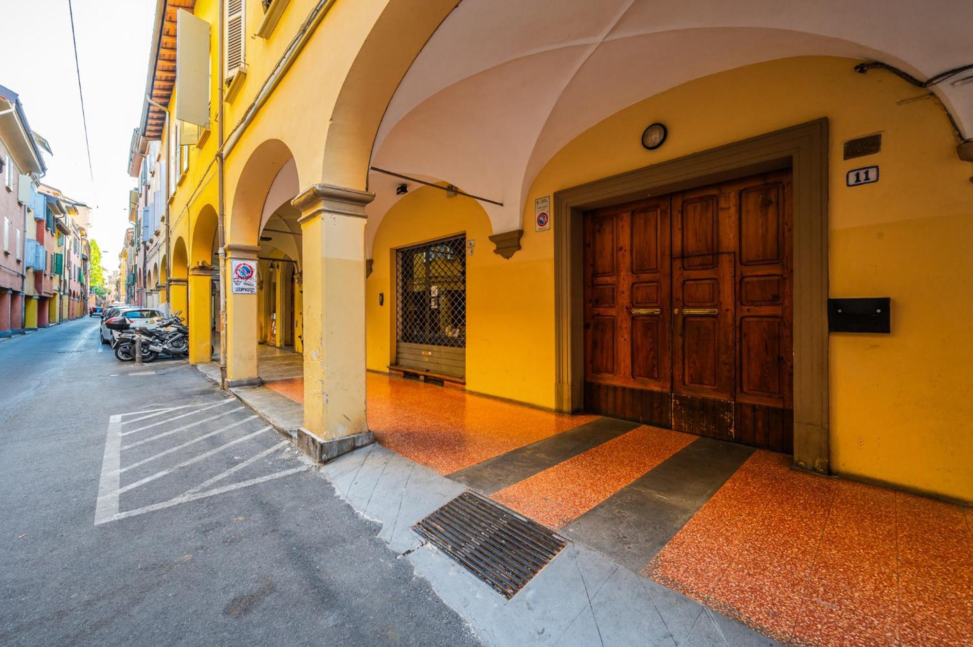 Sui Tetti Di Bologna Centro, Casa Dei Colori, Bologna